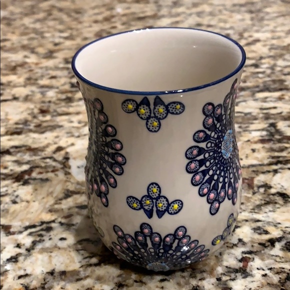 Cute jar/vase/pencil holder. 4.5” tall by 3” wide - Picture 3 of 5